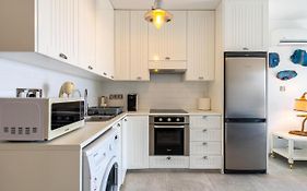 Seawaves 1- Bedroom Apartment Near Meneou Beach